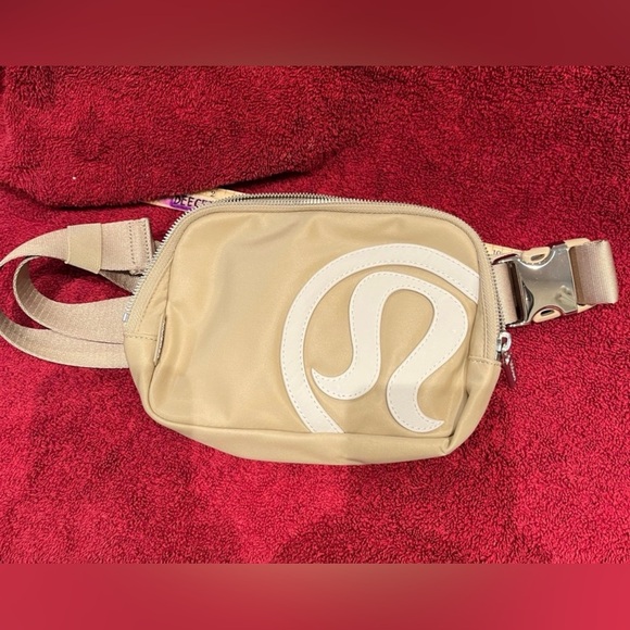NWT Lululemon Everywhere Unisex Belt Bag Beige/White - Picture 3 of 12